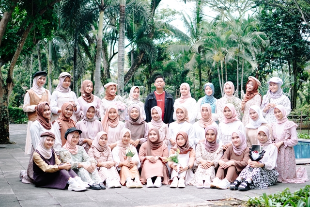 photo-group-8