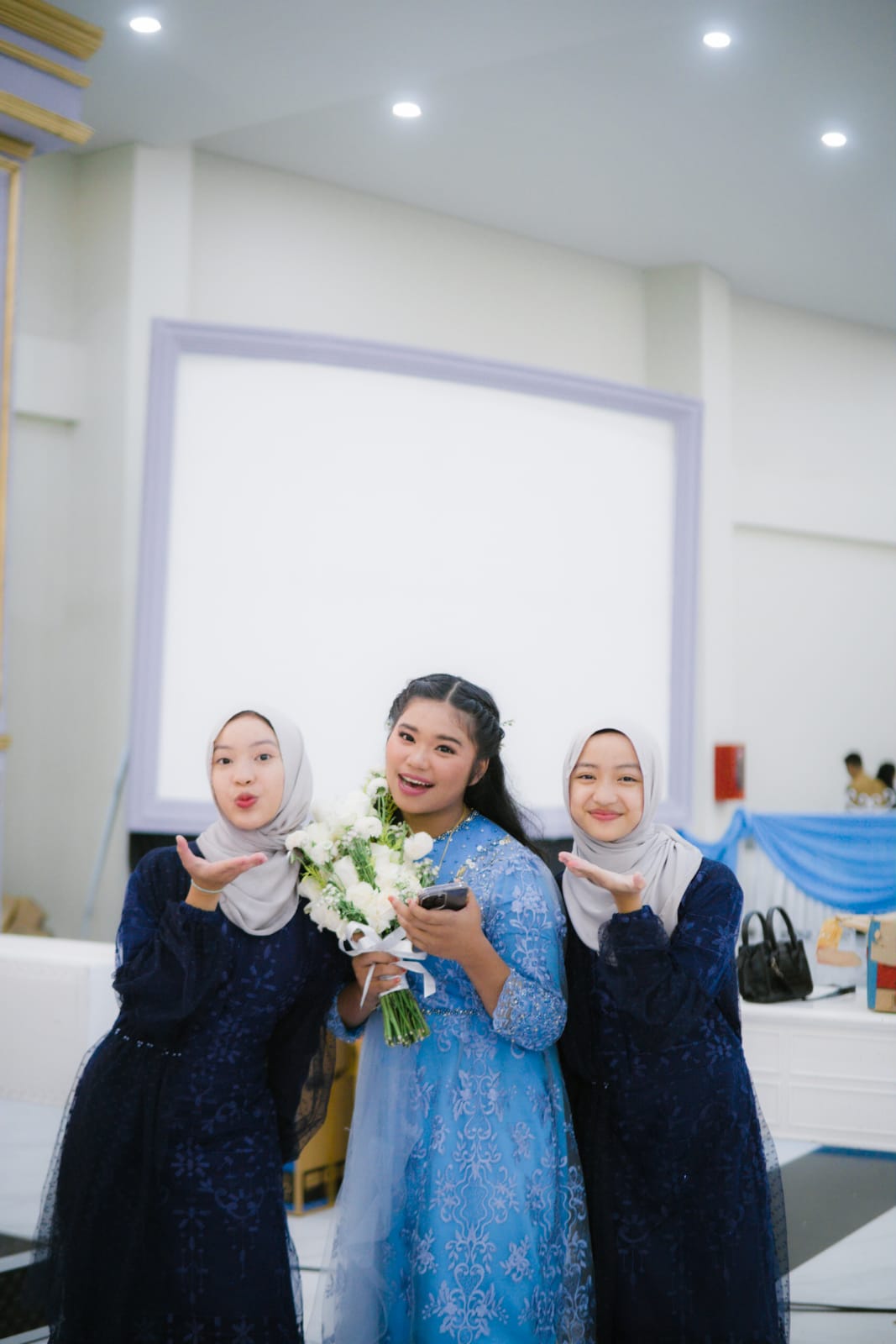 wedding-siblings